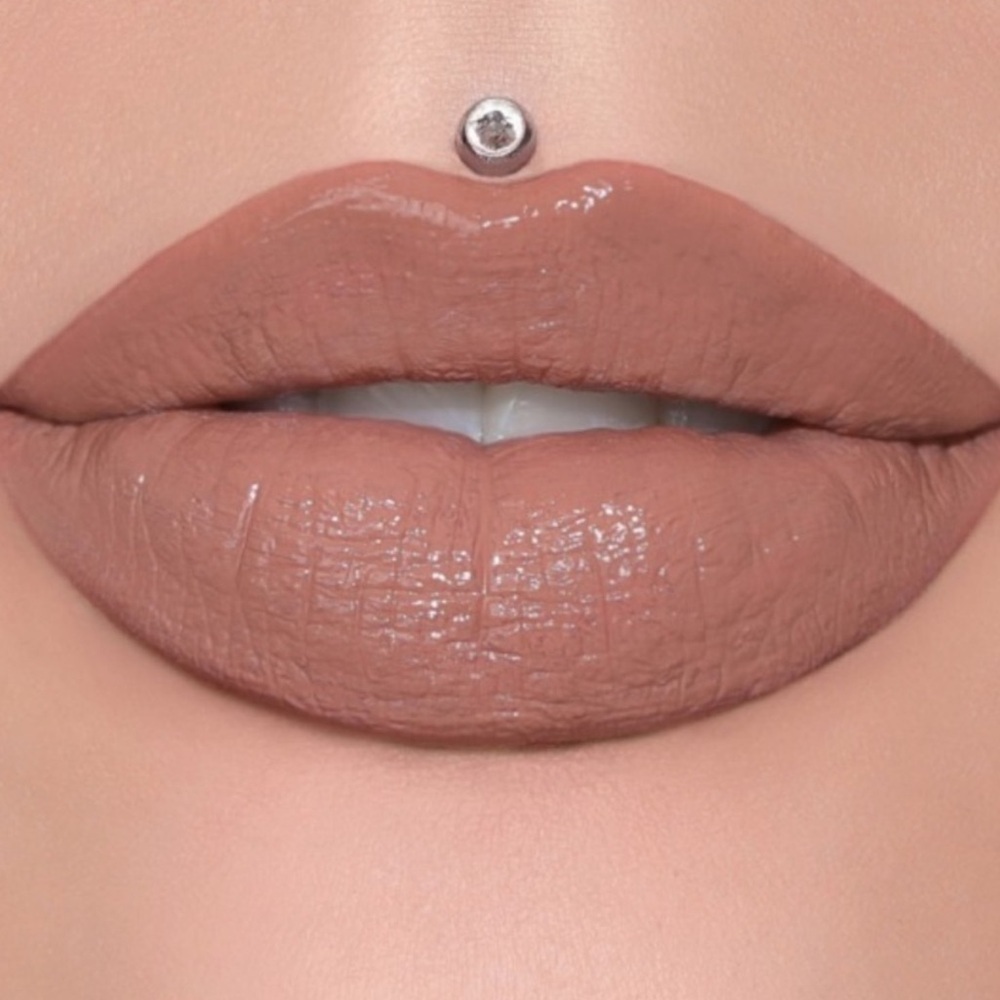 🌼house tour by Jeffree Star supreme gloss
